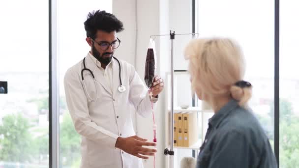 Έμπειρος Άντρας Εργαστηριακή Ποδιά Δοκιμάζει Σταγονόμετρο Αίμα Για Μεταγγίσεις Κοντά — Αρχείο Βίντεο