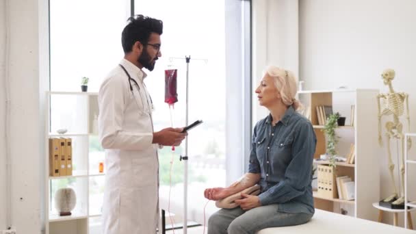 Kanser Hastası Yaşlı Bir Kadın Elinde Tabletle Doktora Bakıyor Hastanın — Stok video