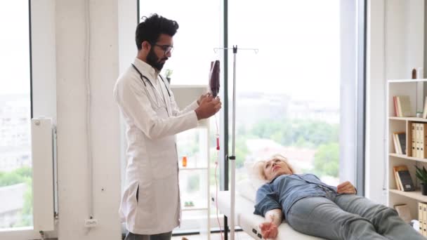 Muayene Odasındaki Hasta Prosedüründen Önce Tıbbi Uzman Kontrol Sistemi Kan — Stok video