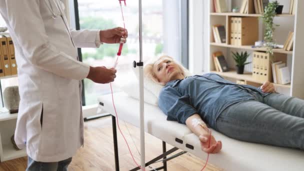 Περικοπή Άποψη Καυκάσια Ηλικιωμένη Γυναίκα Κάνει Μεταγγίσεις Αίματος Ενώ Νέους — Αρχείο Βίντεο