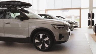 Yeni SUV 'ların yan görüntüsü arka sıraya park edilmiş modern ışık galerisi galerisi..