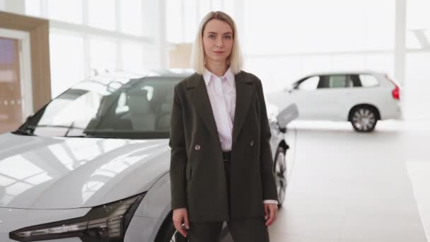 Portrét Krásné Kavkazské Prodavačky Vozidel Obleku Stojící Rukama Zkříženýma Blízkosti — Stock video
