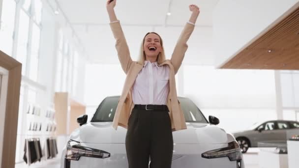 Szczęśliwy Właściciel Przepełniona Radością Biała Kobieta Trzymająca Klucze Nowego Samochodu — Wideo stockowe