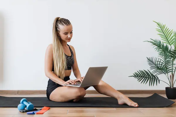 Wanita Muda Dalam Pakaian Olahraga Duduk Tikar Yoga Ruang Terang Stok Lukisan  