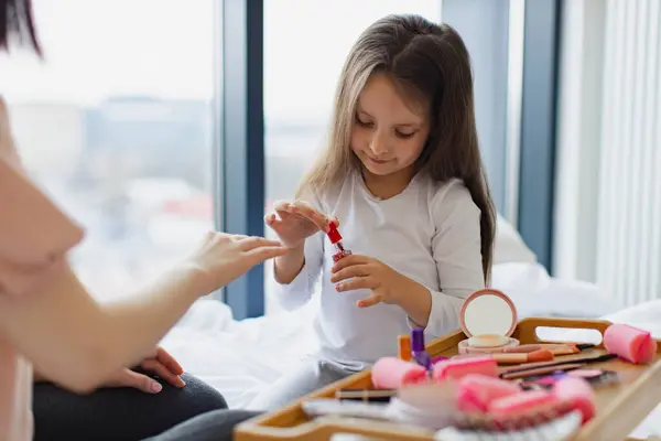 Menina Bonito Aprende Pintar Unhas Aplicando Polonês Mãos Mãe Mãe Fotografia De Stock