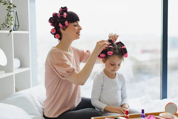 Mãe Filha Fazem Penteado Elegante Usando Encrespadores Jovem Alegre Curls Imagem De Stock