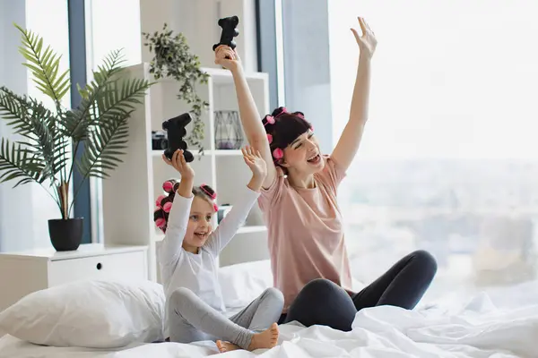 Щаслива Мати Дочка Піднімають Руки Після Виграшу Відеоігри Сидячи Ліжку Стокова Картинка