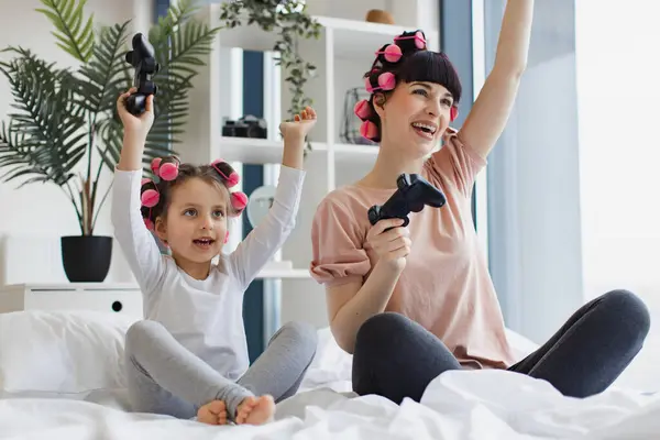 Щаслива Мати Дочка Піднімають Руки Після Виграшу Відеоігри Сидячи Ліжку Стокове Фото