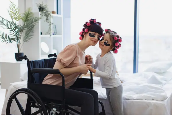 Mãe Caucasiana Feliz Usuário Cadeira Rodas Pequena Filha Fazendo Procedimentos Fotos De Bancos De Imagens Sem Royalties