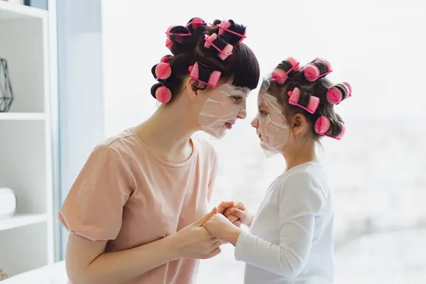 Ibu Dan Anak Perempuan Menyentuh Dahi Mereka Sambil Mengeriting Rambut Stok Lukisan  