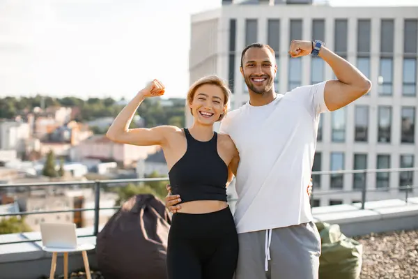 Smiling Athletic Man Woman Showing Biceps While Exercising Healthy Lifestyle Rechtenvrije Stockafbeeldingen