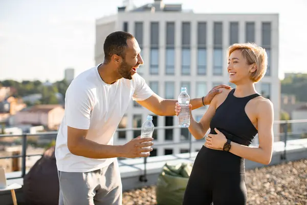 Athletic Man White Shirt Woman Black Top Drinking Water Jogging Rechtenvrije Stockafbeeldingen