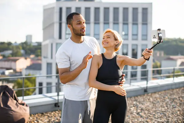 Positive Sports Couple Bloggers Tells Followers How Properly Perform Exercises Stok Gambar Bebas Royalti
