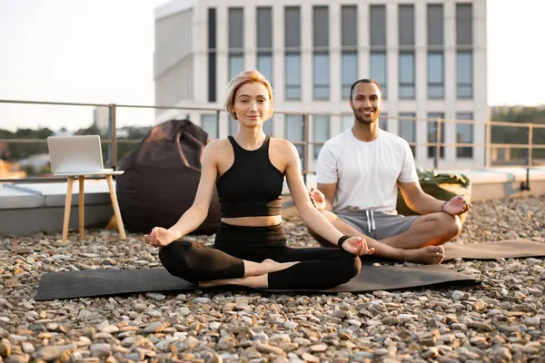 Athletic Man Flexible Woman Meditating Morning Urban Background Young Couple Rechtenvrije Stockfoto's