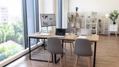 Şehir manzaralı, geniş ve parlak ofis konferans odası, sandalyeler, masa, dijital ekranlar ve modern dekorasyon..