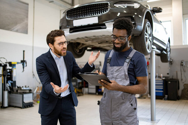 Mechanic Customer Engage Car Repair Discussion Service Center Customer Shows Royalty Free Stock Photos
