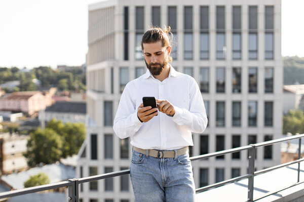 Business Professional White Shirt Using Smartphone Rooftop Urban Cityscape Background Royalty Free Stock Photos