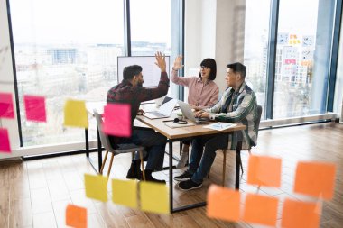 Şehre tepeden bakan emlakçılarla toplantı. Bir grup meslektaş birlikte çalışıyor, fikirleri tartışıyor ve profesyonel ortamda takım çalışması ve işbirliği sergilemeyi kutluyorlar..