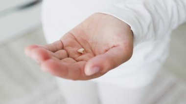 Küçük çocuklar bebek dişlerini tutarak masumiyeti ve büyümeyi ifade ediyorlar. Genç yaşlara, duygusal ve gelişimsel dönüm noktalarına odaklan. Beyaz çocuk, cinsiyet önemli değil, değişim anı yakalıyor..