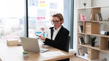 Ofisteki iş kadını veri tablolarını ve tartışma eğilimlerini gösteren online sunum sunuyor. Kadın profesyonel, 30 'lu yaşlarda, analizci..