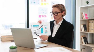 Ofisteki video konferansı sırasında 30 'lu yaşlardaki profesyonel iş kadını..