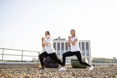 Yoga yapan yaşlı erkek ve kadın, açık havada sağlık, spor ve aktif yaşam tarzı yardımlarını destekliyor. Enerji aktivitesi fiziksel ve zihinsel refahı kucaklıyor..