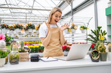 Bir çiçekçi, satış tezgahında çalışırken dizüstü bilgisayarında gördüklerine şaşırır..