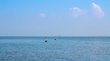 Küçük liman Norsminde, Danimarka dışında seyir şamandıraları