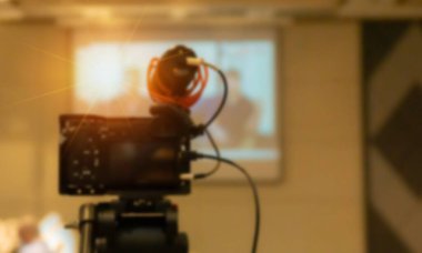 Soyut bulanık kamera yan görüntü bulucu görüntüsünü bir röportaj veya yayın konferansında en iyi anma günü konseptinde görüntülemeyi durdurdu. DSLR kamerasından Video Sinema.