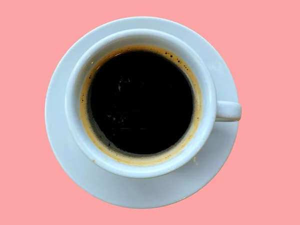 コーヒー豆を焙煎し 地面や粉を注ぐ後に飲むコーヒー ピンクの背景に隔離された白いコーヒーカップトップビュー — ストック写真
