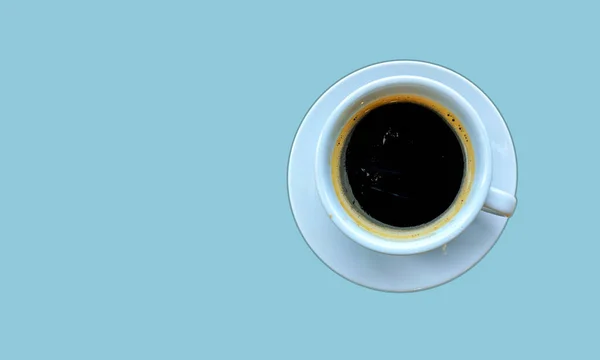 コーヒー豆を焙煎した後 地面や粉を注ぐためにコーヒーを飲むために ホワイトコーヒーカップトップビューは青の背景に隔離されたクローズアップ — ストック写真