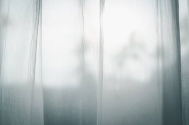 Beyaz, hafif kumaş perdeler gerçekçi bir şekilde çırpınıyor. Bir perde çubuğu şablonunda duş veya pencere kumaşı.