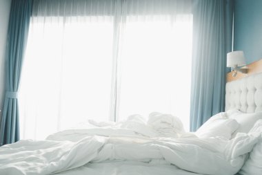 Beyaz, hafif kumaş perdeler gerçekçi bir şekilde çırpınıyor. Bir perde çubuğu şablonunda duş veya pencere kumaşı.