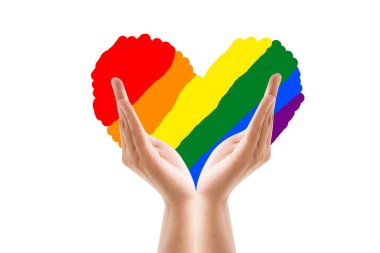 Gökkuşağı kalbi beyaz bir arka planda izole edilmiş. LGBT kavramı