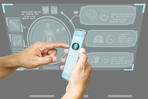 Hastanın Vücudunu Temsil Eden Teknolojik Dijital Bir Holografik Plakayı Inceler — Stok fotoğraf