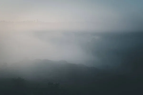 Zonsopgang Het Prachtige Bergwoud Rijzende Zon Mistige Berghellingen — Stockfoto