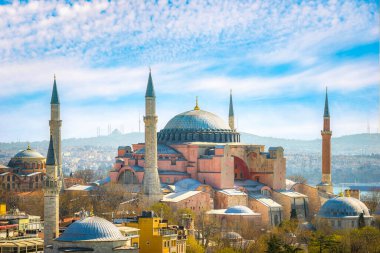 İstanbul, Türkiye 'de Ayasofya camii üzerindeki bulutlar