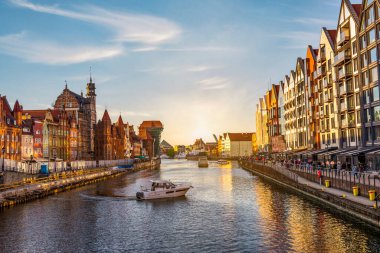 Günbatımında Gdansk, Polonya 'da kanala sürat teknesi