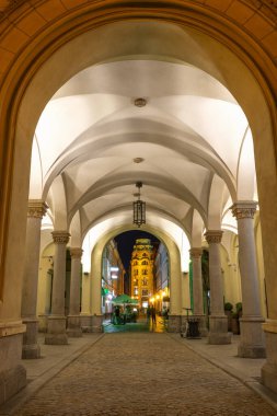 Polonya 'nın eski Wroclaw kasabasındaki atari ve katedral