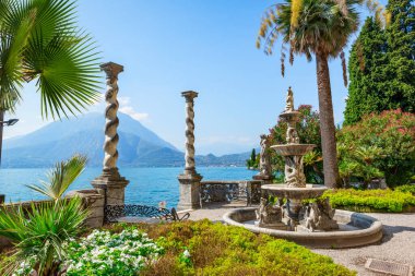 İtalya 'nın Como gölündeki villanın botanik bahçesinde dekoratif heykeller ve sütunlar.