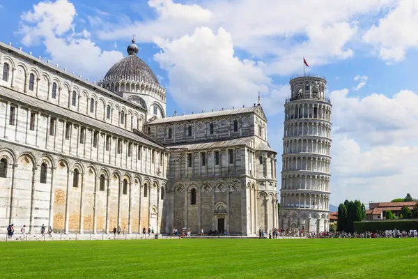 Kule ve katedral, İtalya, Pisa 'nın ünlü simgeleri.