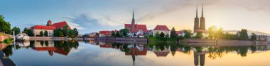 Polonya 'nın Wroclaw kentindeki Ostrow Tumski ve Odra nehrinin panoramik manzarası
