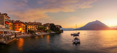 Varenna, Como gölünde küçük bir kasaba, gün batımında, İtalya