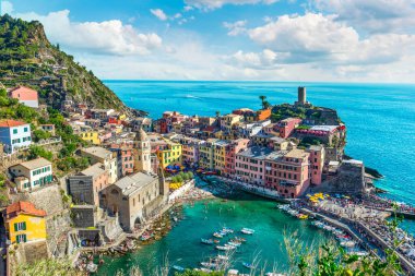 Vernazza, deniz kıyısındaki küçük İtalyan kasabası, yukarıdan manzaralı.