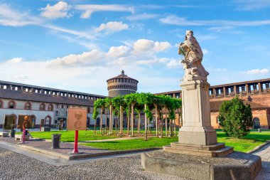 MİLAN, İtalya - 07 Eylül 2023 Piazza Castello 'daki St. Giovanni Nepomuceno Anıtı