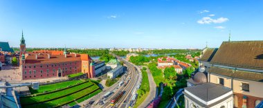 Varşova 'daki Vistula nehri boyunca kraliyet şatosu ve yol manzarası