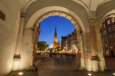Gdansk eski şehir ile ana Belediye Binası Yeşil kapısı, Polonya'nın kemer aracılığıyla görünümünü