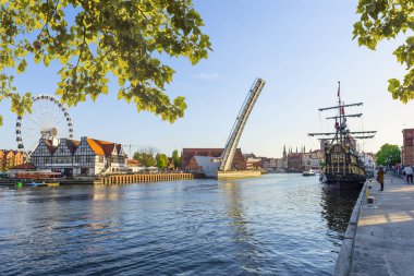 Polonya 'nın Wroclaw kentinde Moltava nehrinin yanındaki feribot tekerleği