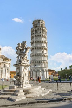 Eğik Kule ve İtalya, Pisa 'da melek heykeli