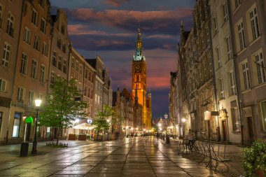 Uzun cadde ve Gdansk 'taki ana belediye binası, akşam aydınlandı.